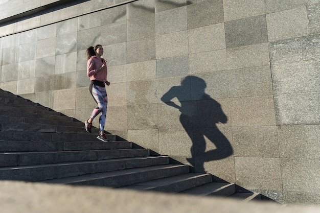 Tiro completo mujer entrenamiento al aire libre