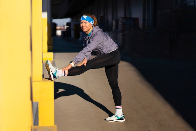 Foto gratuita tiro completo mujer entrenando al aire libre