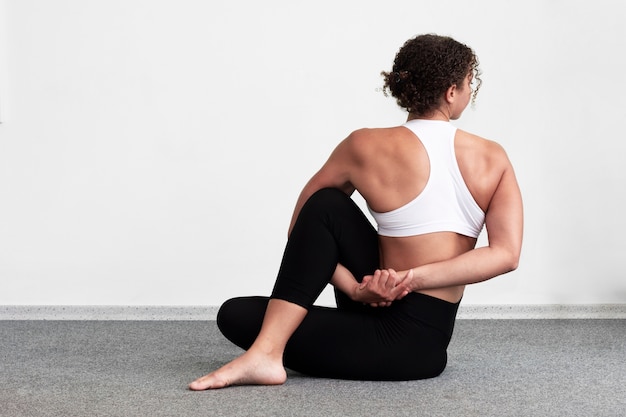 Tiro completo mujer entrenando en interiores