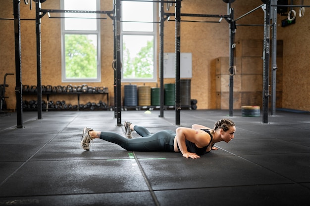 Tiro completo mujer entrenando en interiores