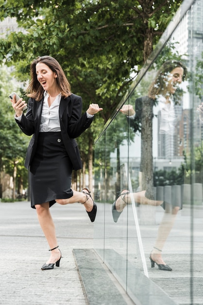 Foto gratuita tiro completo mujer feliz al aire libre