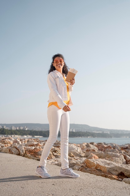 Foto gratuita tiro completo mujer feliz al aire libre