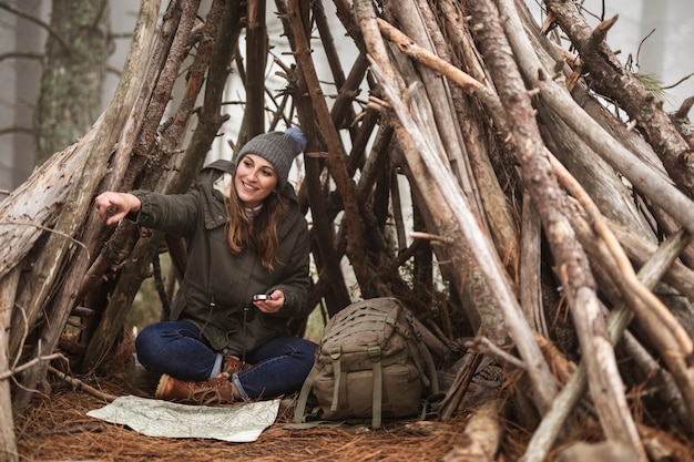 Foto gratuita tiro completo mujer feliz en refugio