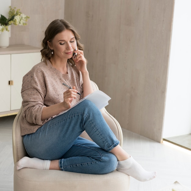 Foto gratuita tiro completo mujer hablando por teléfono