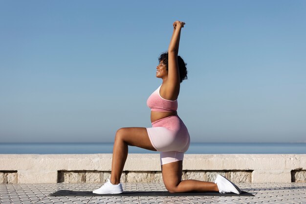 Tiro completo mujer haciendo ejercicio al aire libre