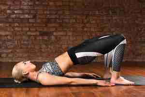 Foto gratuita tiro completo mujer haciendo yoga en casa