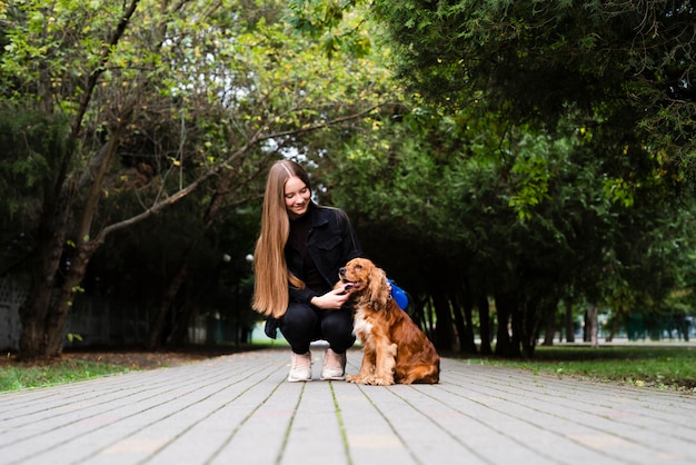 Tiro completo mujer joven con su perro