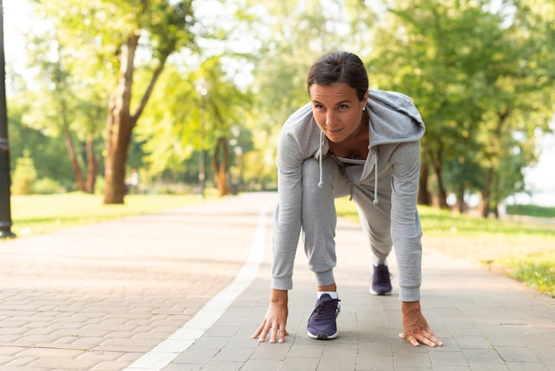 Tiro completo mujer lista para correr