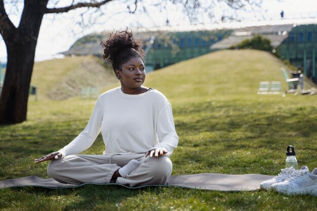 Tiro completo mujer meditando al aire libre