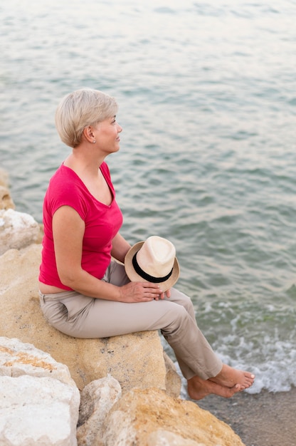 Tiro completo mujer mirando al mar