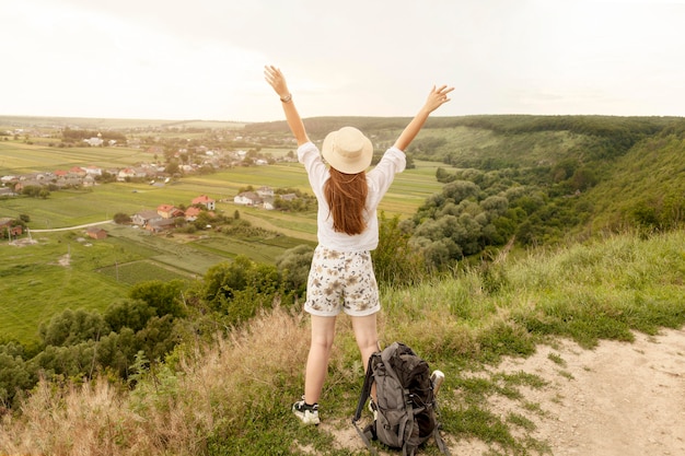 Foto gratuita tiro completo mujer en la naturaleza