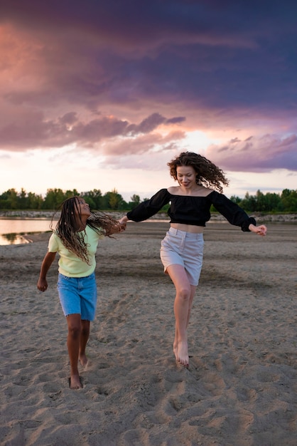 Foto gratuita tiro completo mujer y niña corriendo