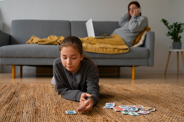 Tiro completo mujer y niña jugando juego de memoria