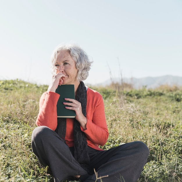 Tiro completo mujer pensando al aire libre