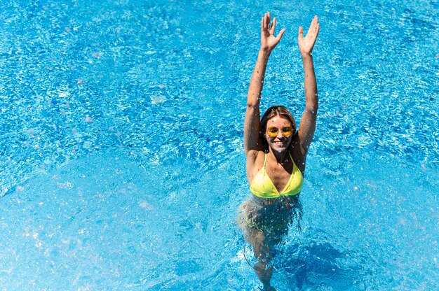 Tiro completo mujer en la piscina