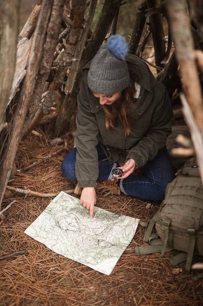 Foto gratuita tiro completo mujer en refugio con mapa