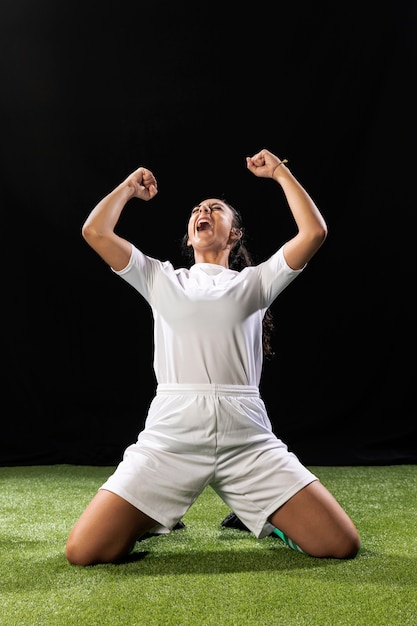 Tiro completo mujer en ropa deportiva celebrando