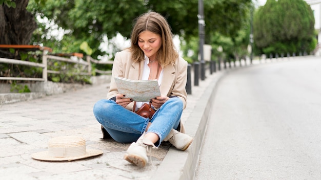 Tiro completo mujer sentada al aire libre