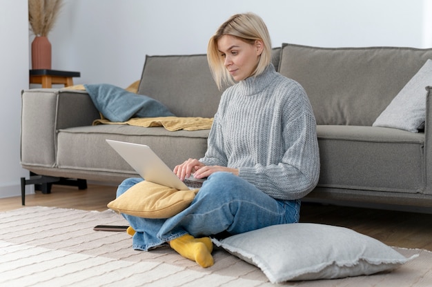 Tiro completo mujer sentada en la almohada