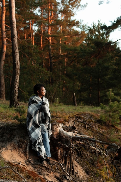 Tiro completo mujer sentada en el bosque