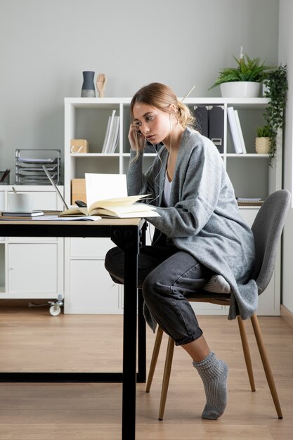 Tiro completo mujer sentada en el escritorio