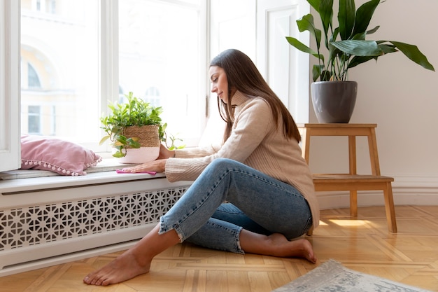 Foto gratuita tiro completo mujer sentada en el piso