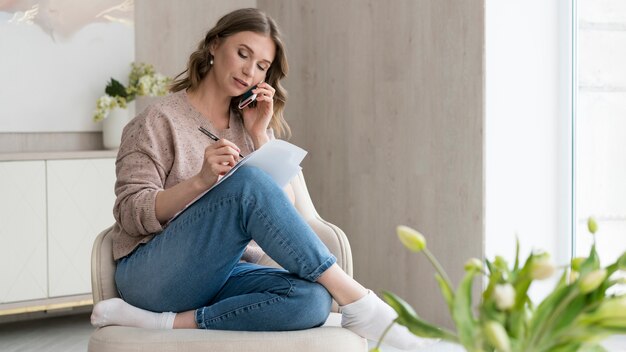 Tiro completo mujer sentada en la silla