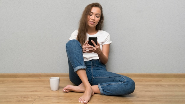 Tiro completo mujer sonriente en el piso