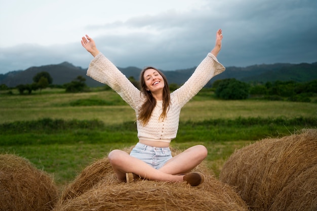 Foto gratuita tiro completo mujer sonriente posando al aire libre