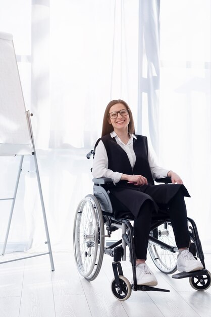 Tiro completo mujer sonriente en silla de ruedas