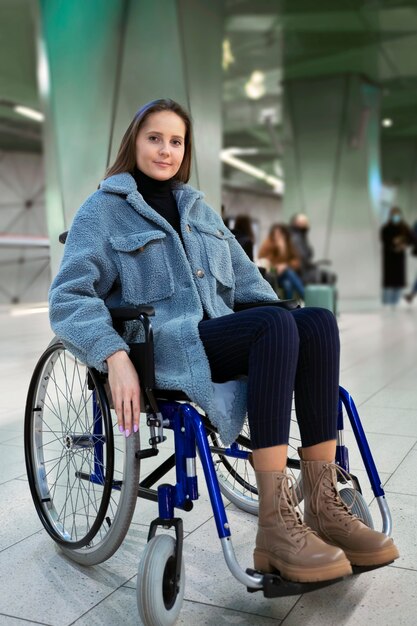 Tiro completo mujer sonriente en silla de ruedas