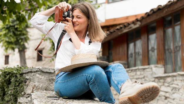 Tiro completo mujer sonriente tomando fotos