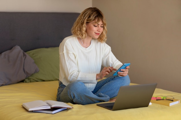 Tiro completo mujer sosteniendo smartphone