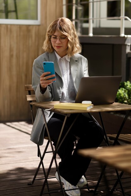 Tiro completo mujer sosteniendo smartphone