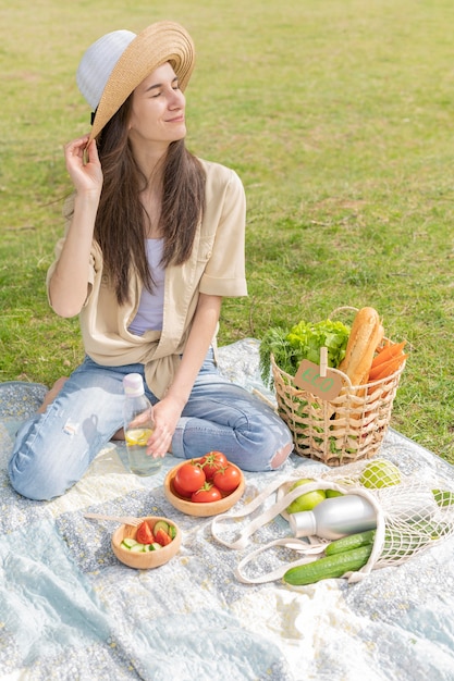 Tiro completo mujer teniendo picnic