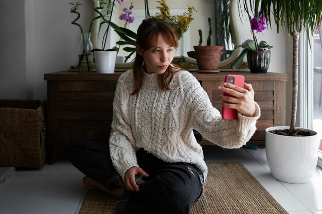 Tiro completo mujer tomando selfie