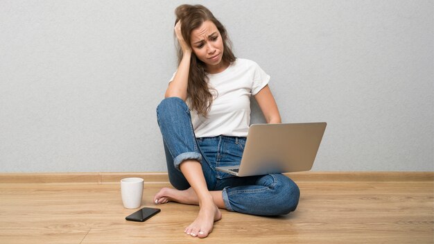 Tiro completo mujer trabajando en el piso