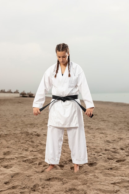 Tiro completo mujer en traje de artes marciales