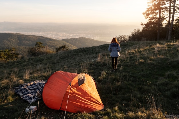 Tiro completo mujer viaje rural