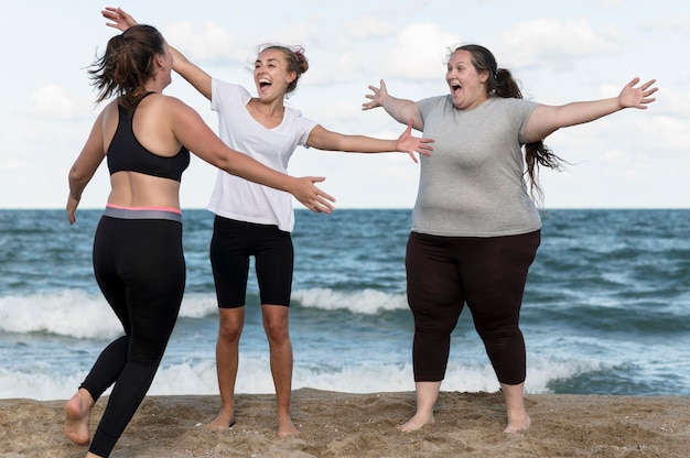 Tiro completo mujeres emocionadas al aire libre