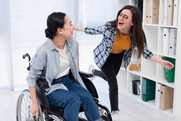 Tiro completo mujeres siendo positivas