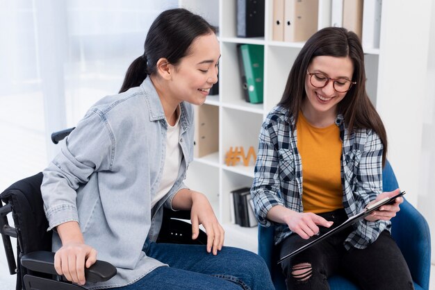 Tiro completo mujeres trabajando juntas