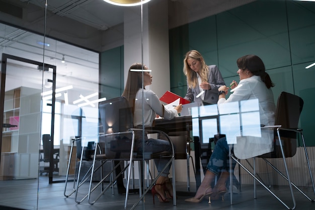 Tiro completo mujeres trabajando juntas