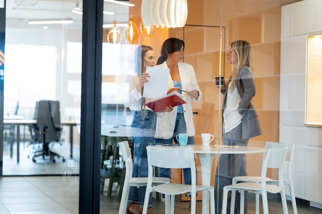 Tiro completo mujeres trabajando juntas