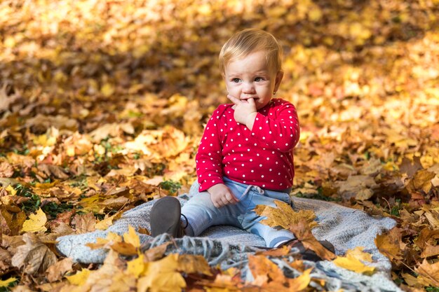 Tiro completo niña en manta al aire libre