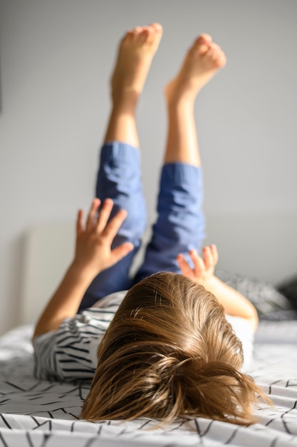 Tiro completo niño acostado en la cama