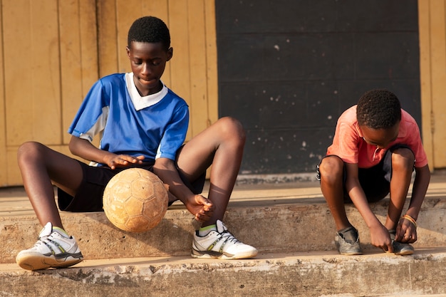 Foto gratuita tiro completo niño jugando con pelota