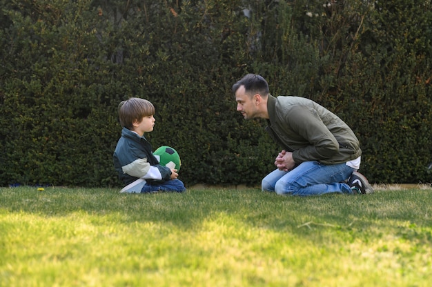 Tiro completo niño y padre al aire libre