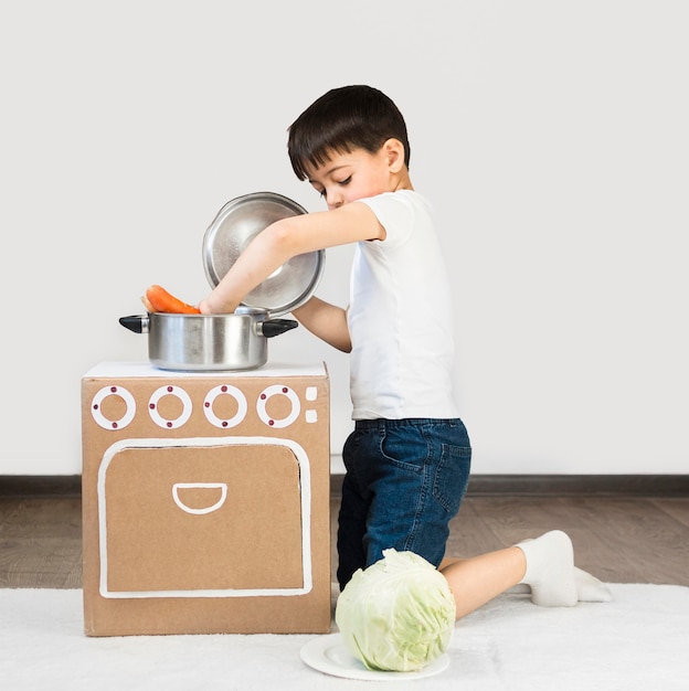 Tiro completo niño preparando comida