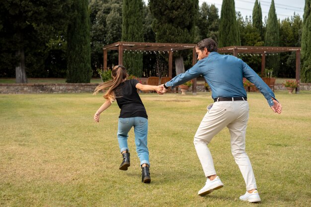 Tiro completo padre y niña corriendo